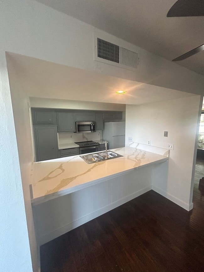 Building Photo - Beautiful Condo For Rent
