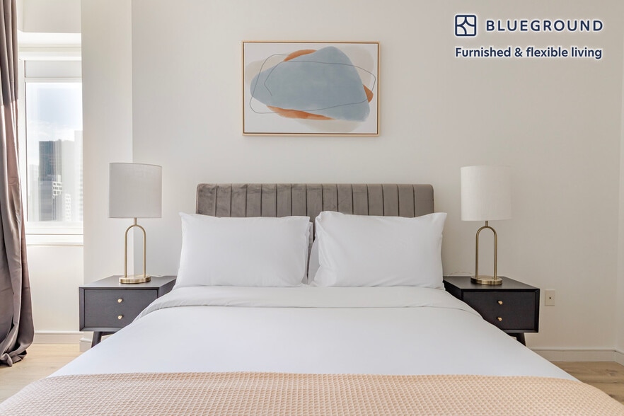 Building Photo - 70 W 45th St