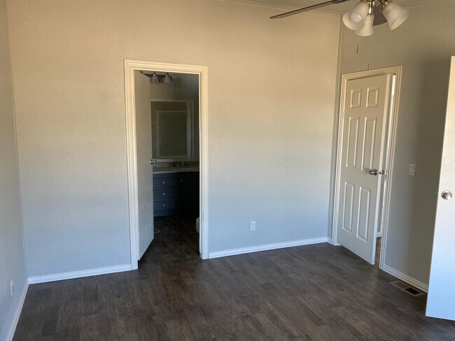 Building Photo - 113 Sparrow Dr