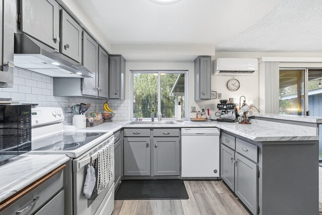 Building Photo - 3111 NE 51st St