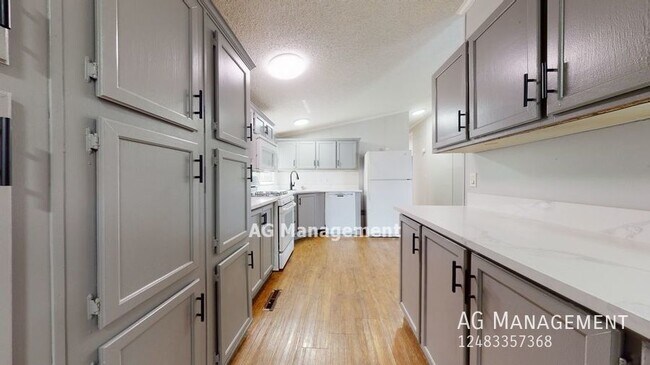 Building Photo - 45961 Jefferson Ave - Spacious & Stylish C...