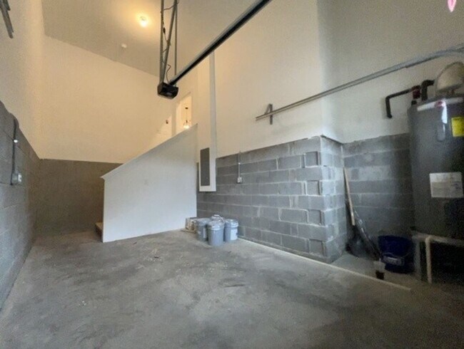 Building Photo - Spacious Townhome Located Minutes from Downtown Gallatin and Hendersonville!