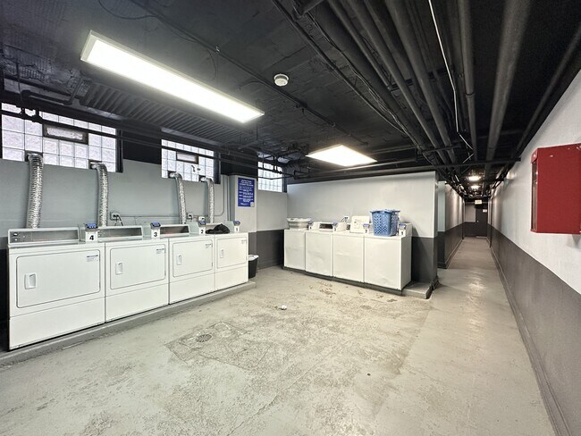 Building Photo - 503 W Belmont Ave