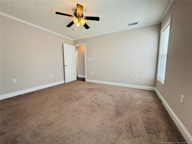 Building Photo - 318 Hawthorn Dr