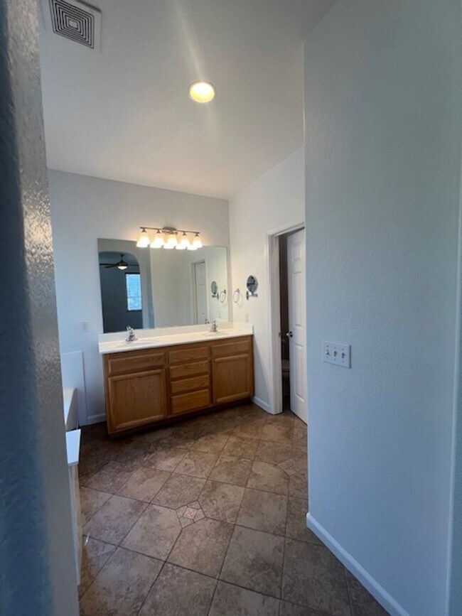 Building Photo - Single Story 3 Bedroom Home in Lincoln Acr...