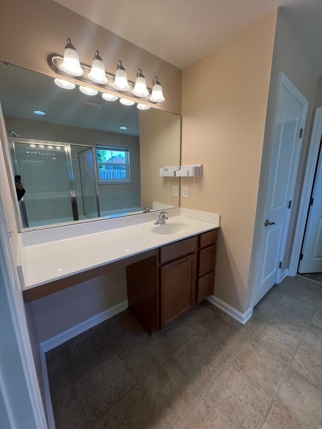 Building Photo - Coming Soon – Available November 1st! Spacious 4-Bedroom Home