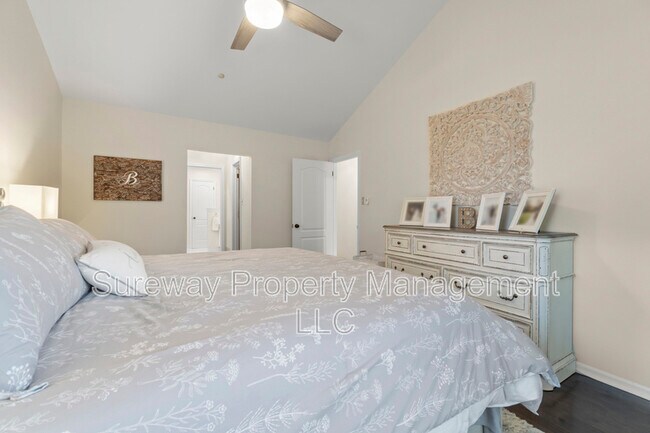 Building Photo - 221 Lookout Pl