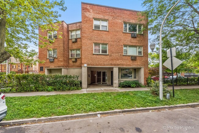 Primary Photo - 7319 N Rogers Ave
