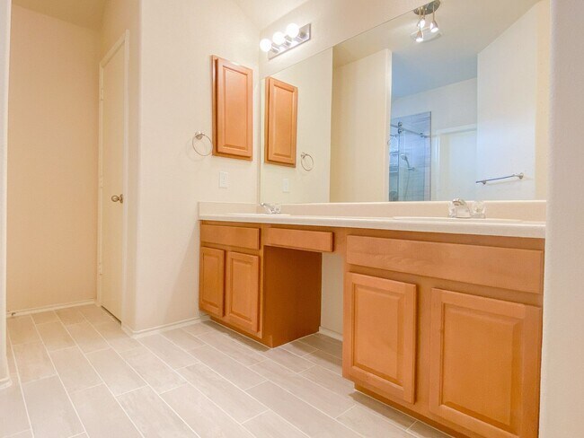 Building Photo - 12021 Pecangate Way