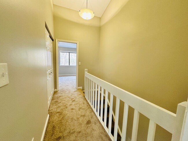 Building Photo - Two Bedroom Townhome located on Golf Course