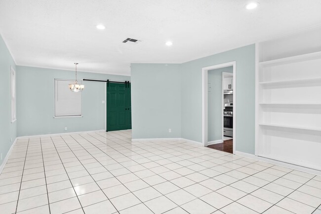 Building Photo - 527 Lively Dr