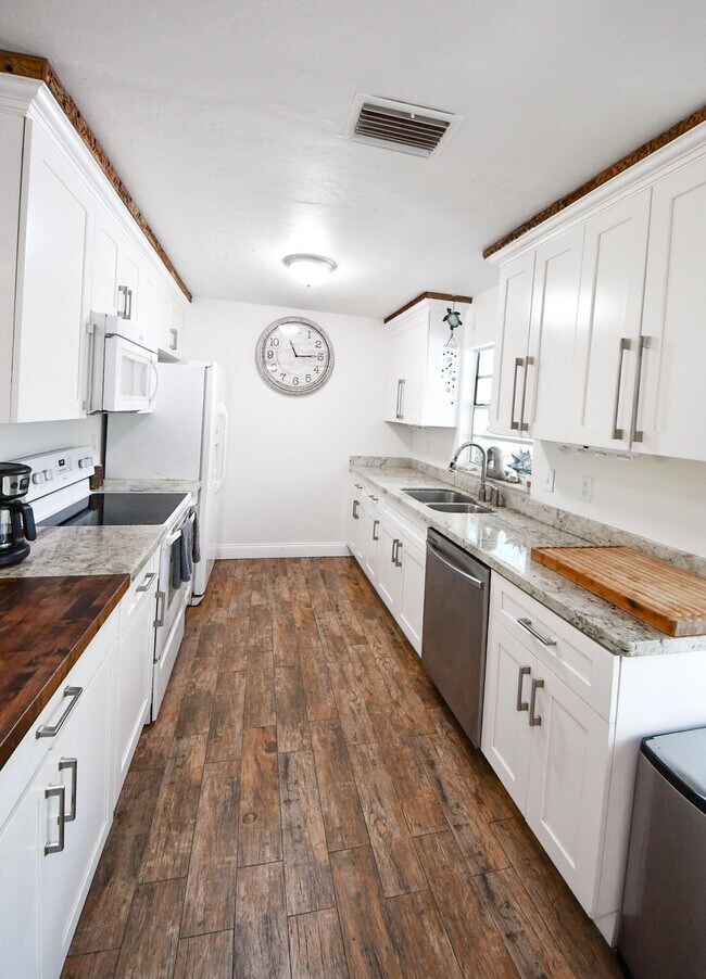 Building Photo - 6432 SE Clairmont Pl
