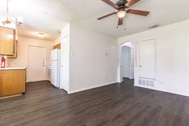 Building Photo - 4910 Tennyson Dr