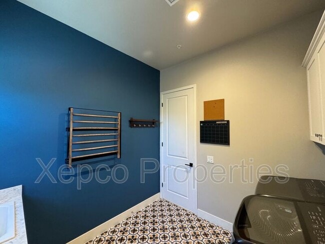 Building Photo - 74635 Tesla Dr