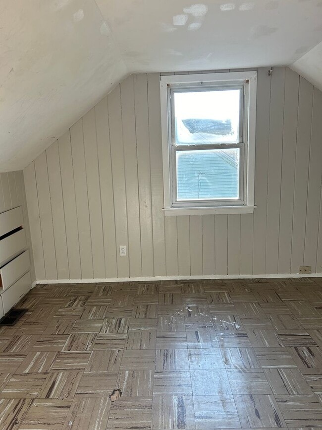 Building Photo - Lovely Home! Spacious home! Large front & back yard! Garage!