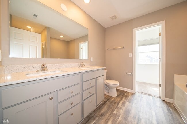 Building Photo - 7062 English Oak Dr