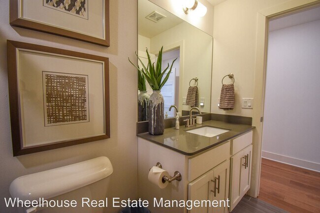 Building Photo - 606 SW B St