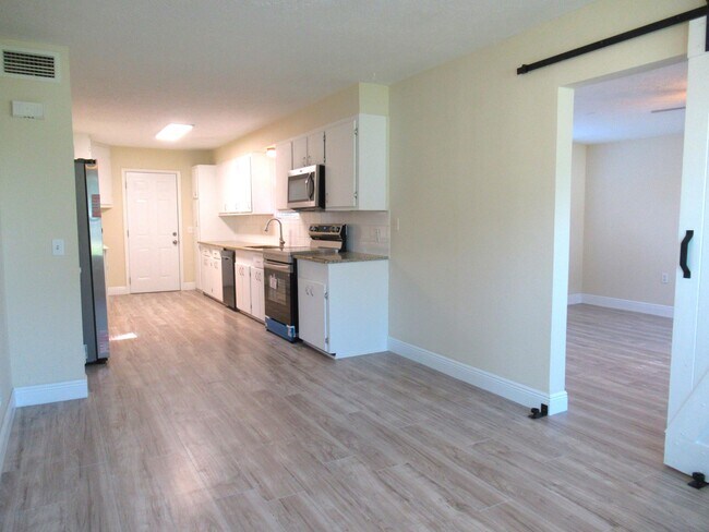 Building Photo - 5310 Palm Dr