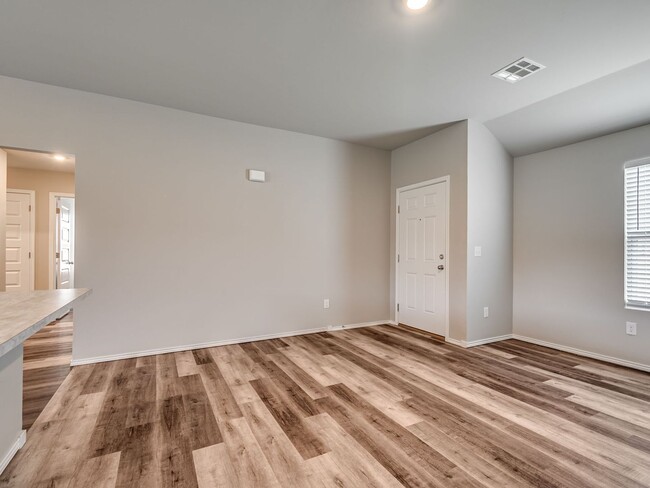 Building Photo - Home Close to Surrey Hills + 3 bedrooms