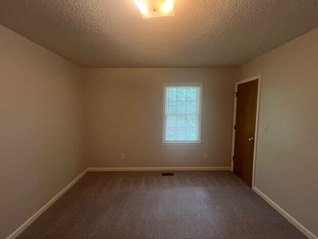 Building Photo - Neighborhood Pool! North Raleigh Location!...