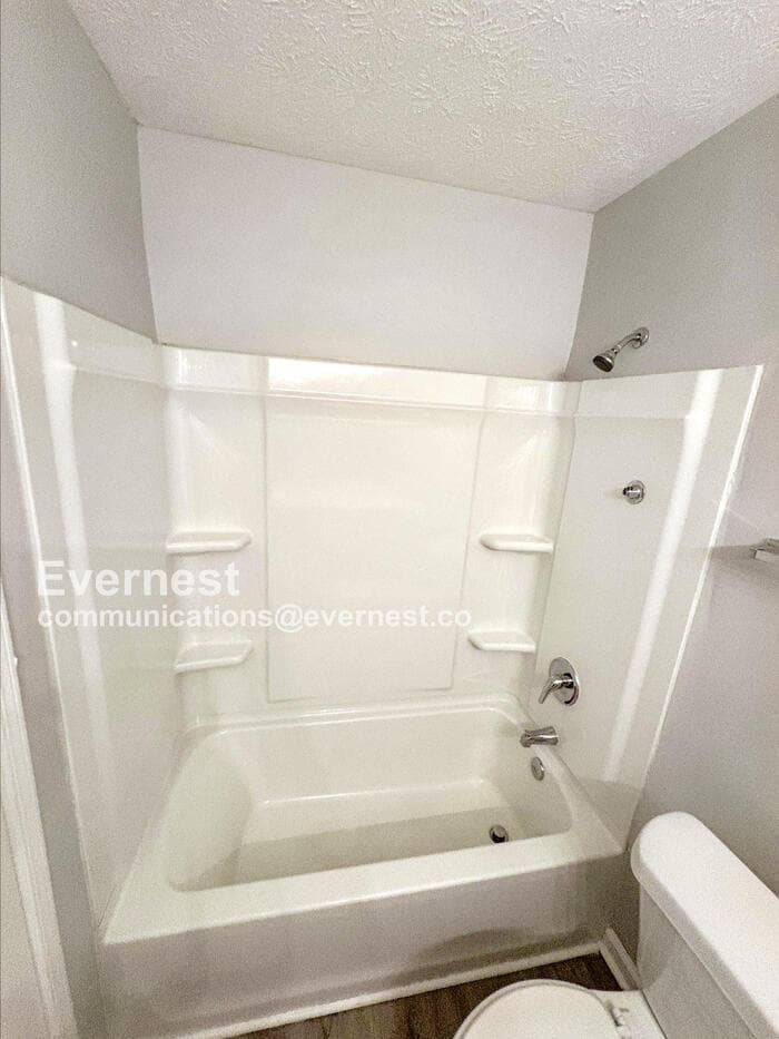 Building Photo - 8572 Glenwoods Dr