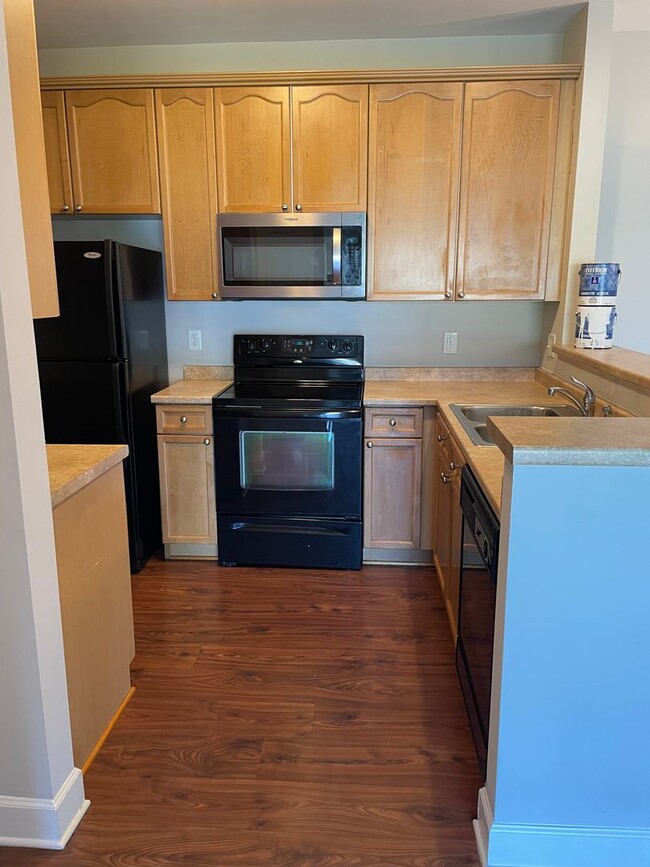 Building Photo - Move In Ready! Great 2 Bedroom 1 Bath Condo