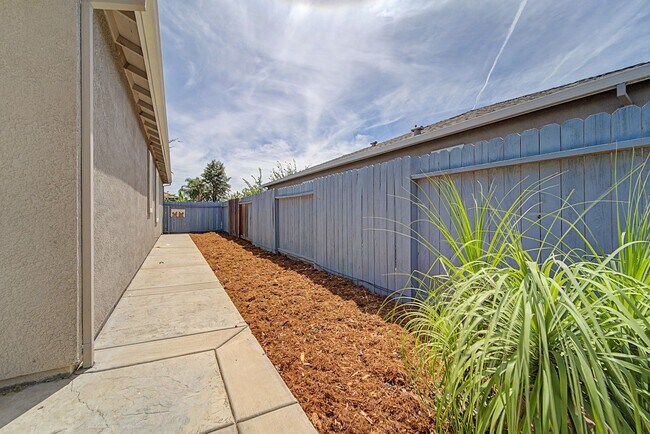 Building Photo - 1469 Dunwoody Dr