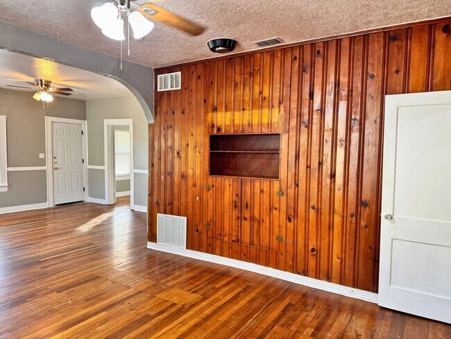 Building Photo - 3 Bed 1 Bath Craftsman Home