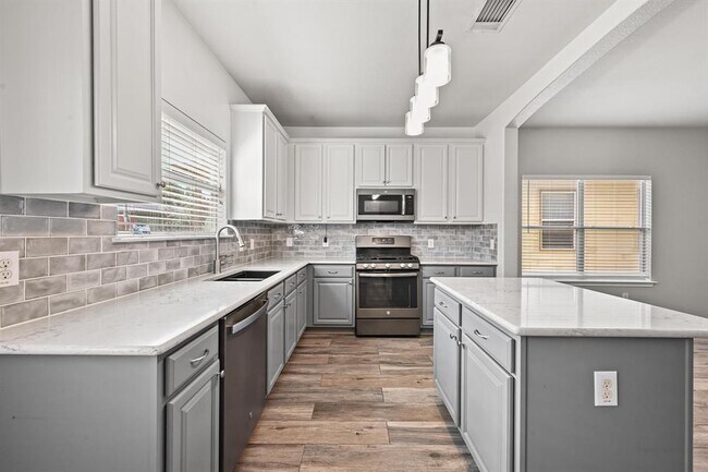 Building Photo - 11729 Channing Dr
