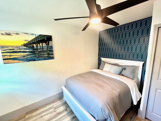 Building Photo - 834 NE 14th Ave