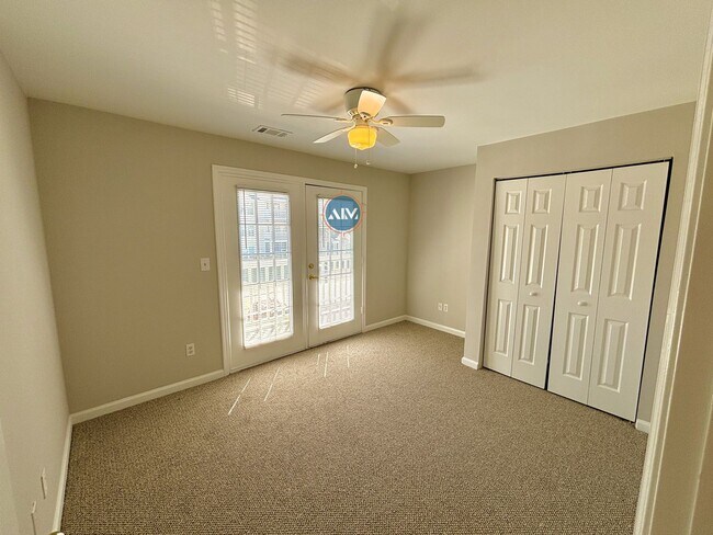 Building Photo - Modern 3-Bed Condo: Lovely Appliances, LVP...