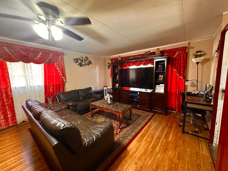 Building Photo - 2668 Kalihi St