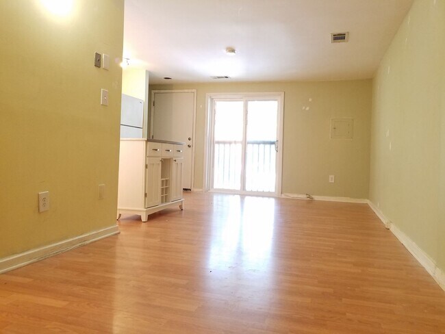 Building Photo - Adorable  second level Studio Condo available mid September!