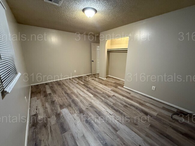 Building Photo - $825 - 2 bedroom/ 1 bathroom - Duplex