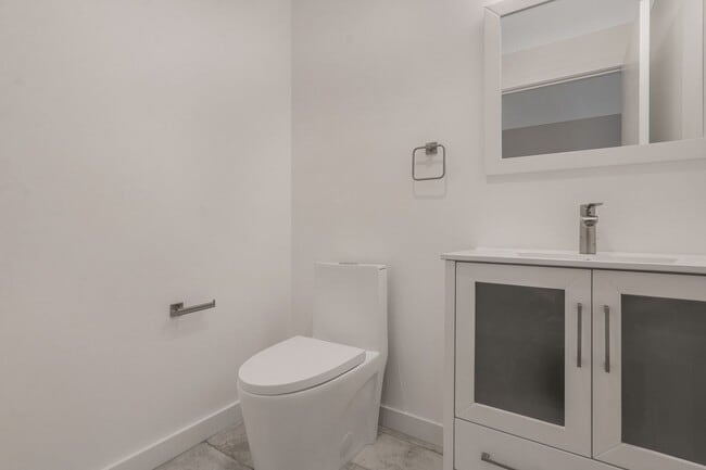 Building Photo - Gorgeous 3 Bedroom / 2 1/2 Bath Townhome-S...