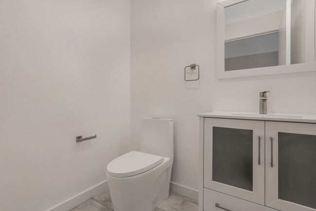 Building Photo - Gorgeous 3 Bedroom / 2 1/2 Bath Townhome-Style Apartment in Hollywood