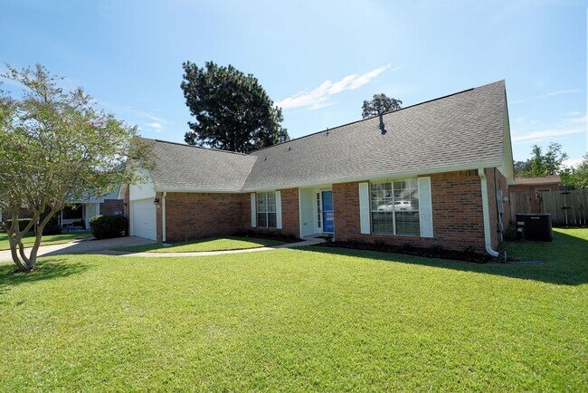 Building Photo - Spacious 5-Bedroom Home in Gated Parkwood ...