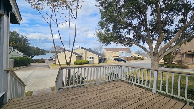 Building Photo - 33 April Point Dr N