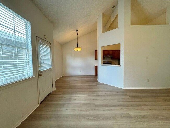 Building Photo - Charming 2/2 condo in Westcreek Landing!