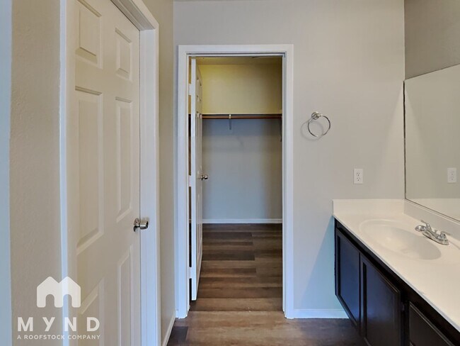 Building Photo - 1527 Cane Hill Dr