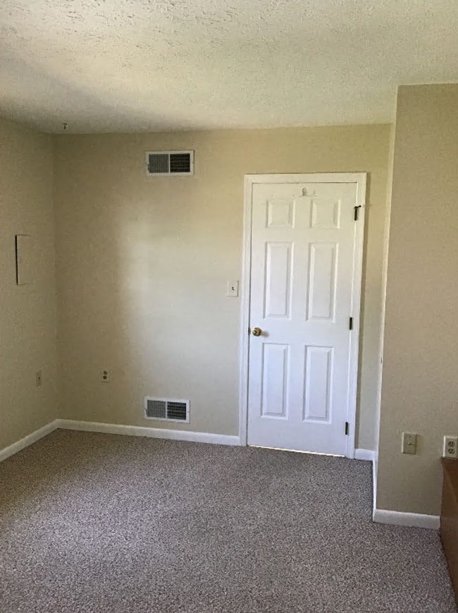 Building Photo - Cozy, end unit 2 bed/1 bath townhouse