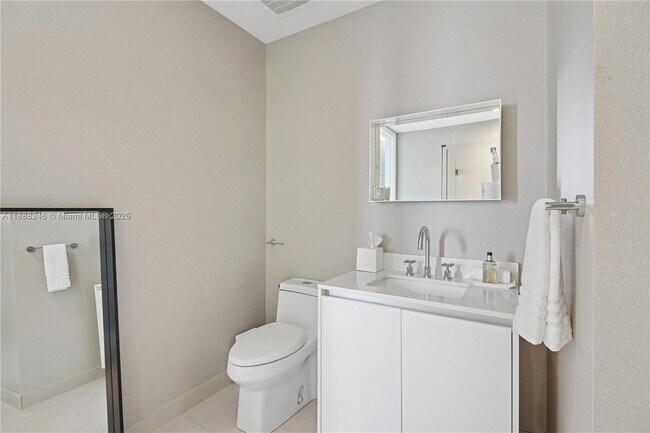 Building Photo - 2831 S Bayshore Dr