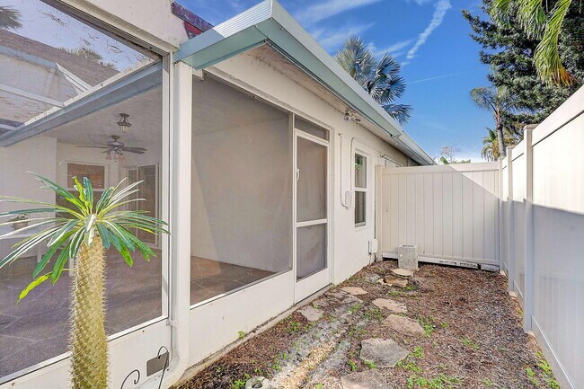 Building Photo - 1176 Staghorn St