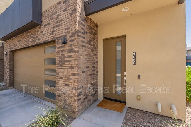 Building Photo - 901 S Smith Rd