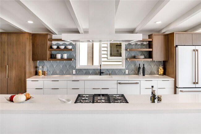 Building Photo - 816 The Strand