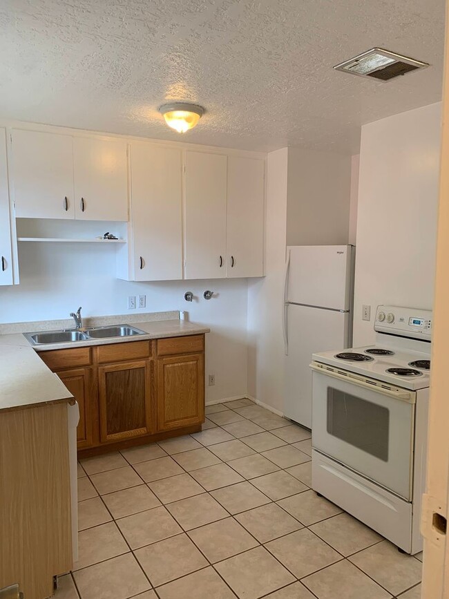 Building Photo - 651 Chester St