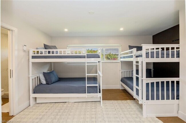 Building Photo - 409 Cypress Way E