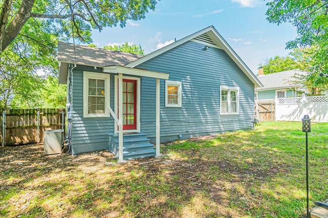 Building Photo - Beautifully remodeled campus home!