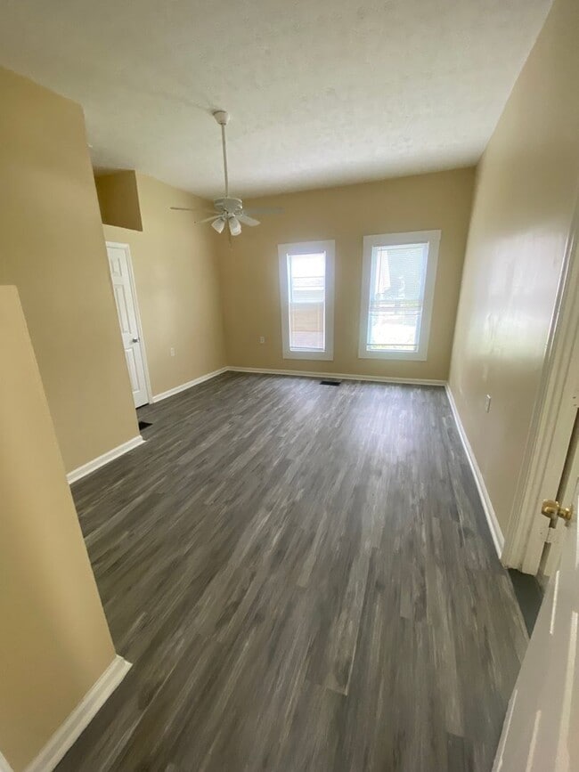 Building Photo - **AVAILABLE NOW**4 bedroom / 2 bathroom Ho...