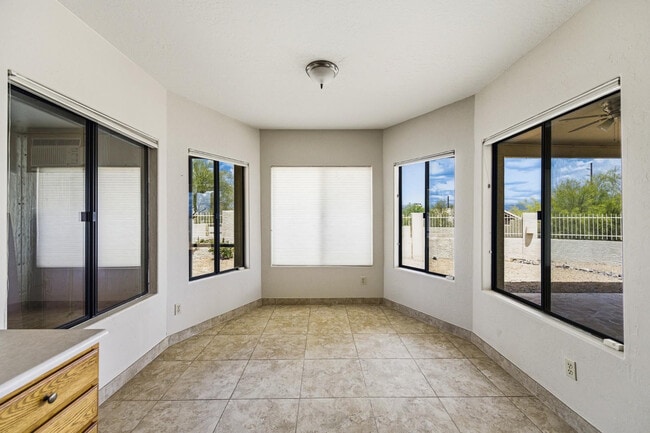 Building Photo - 17422 Flat Rock Dr